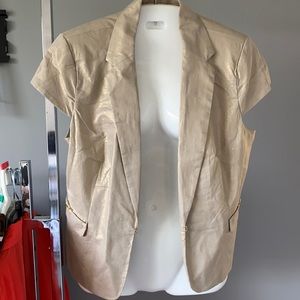 Beautiful coloured blazer . Shines so beautiful .